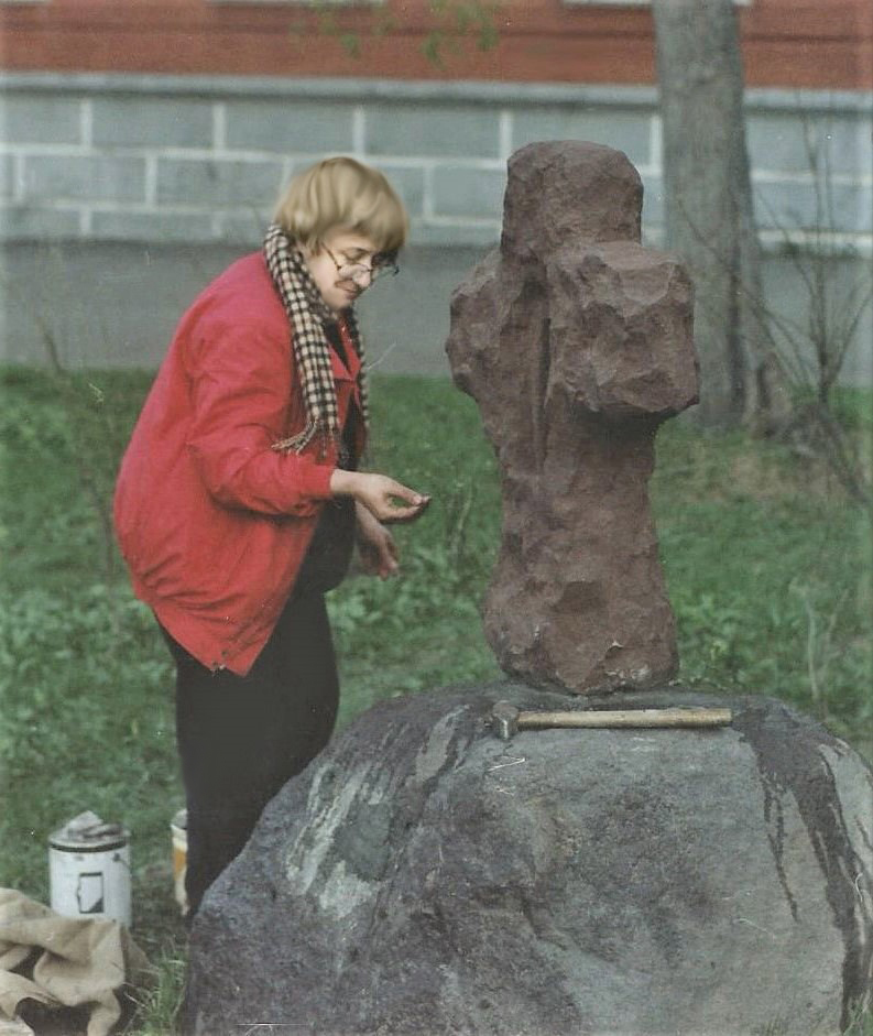 Валентина Шарипова у памятника жертвам политических репрессий в Петропавловске-Камчатском