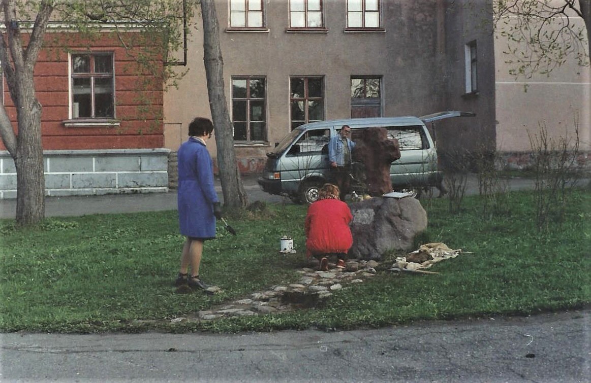 Работы по установке памятника