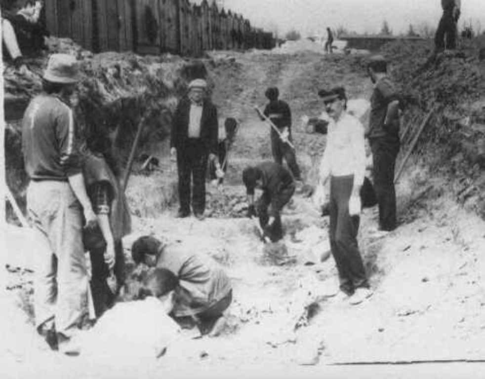 Фотография с раскопок в Рутченково, 1989 г. 