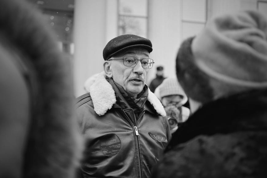 Oleg Orlov before a court hearing, December 14, 2023. Photo by Daria Kryl