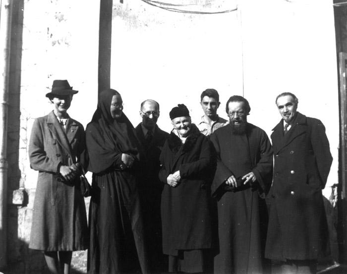 У входа в приют на улице Лурмель, 77. Вторая слева – мать Мария. Сентябрь 1939