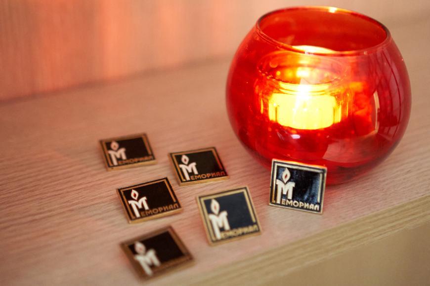 Те самые значки. Фото: Дарья Кротова / Мемориал